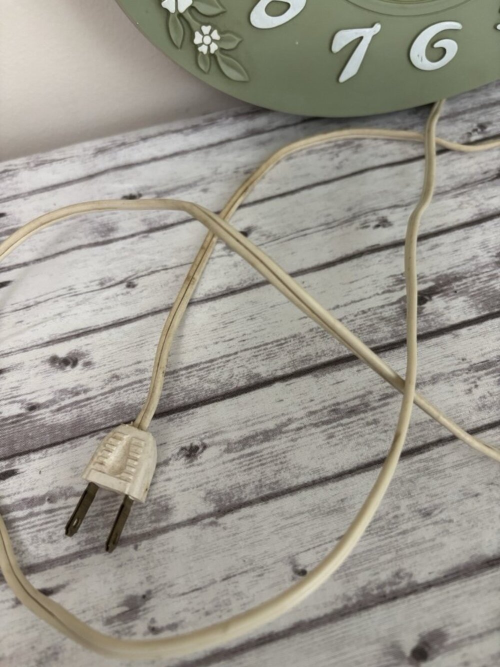 Vintage Robert Shaw Green Plastic Oval Mid Century Electric Wall Clock 1970's - Picture 5 of 14